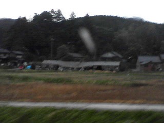 穴水町から輪島市の国道沿いの家屋の倒壊があちらこちらに見られる